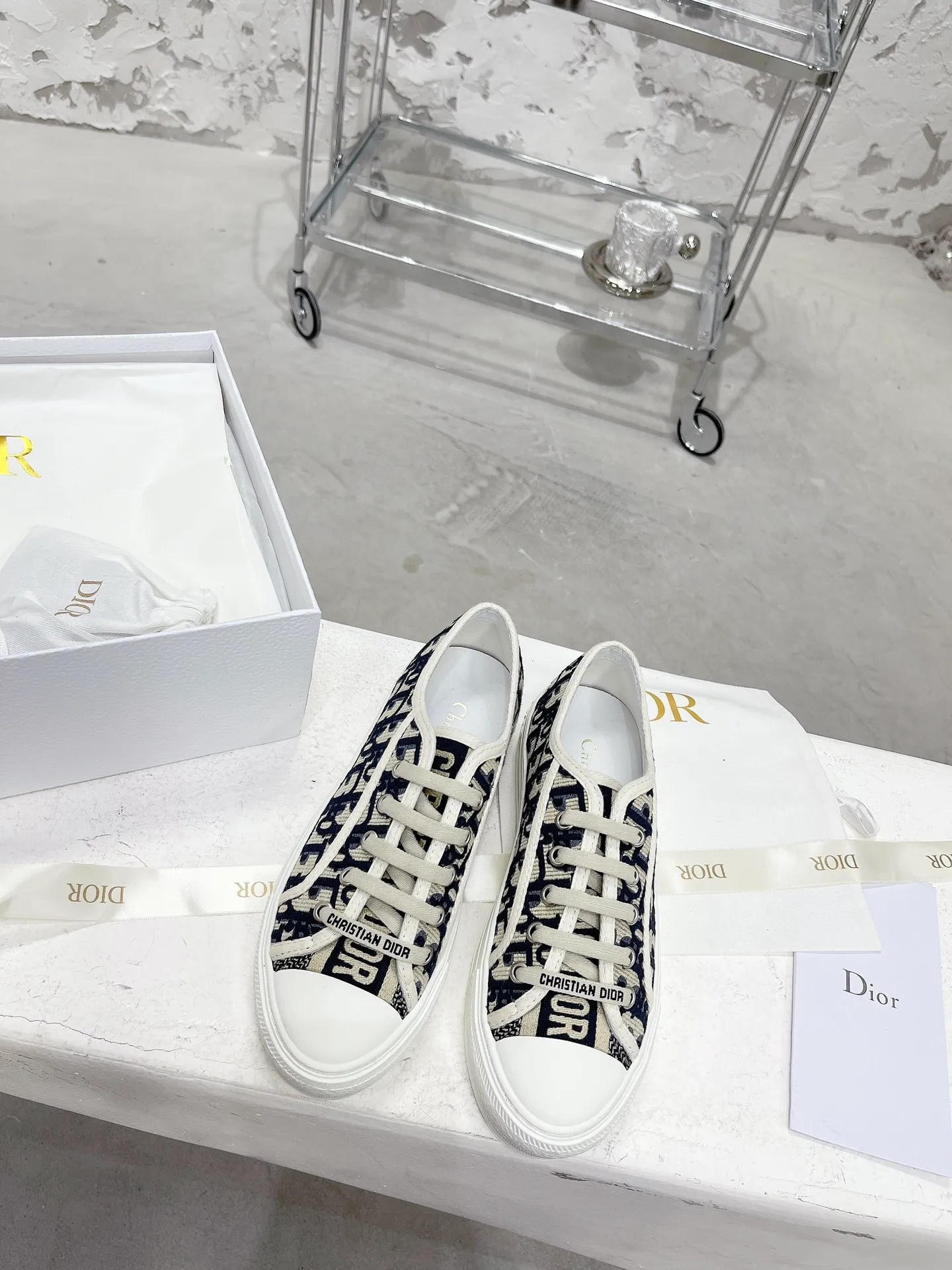 👟👟Ex-factory price 480👟👟 Women's Shoes Women's Clothing Women's Shoes Women's Clothes WALK N DIOR Embroidered Canvas Shoes Flat Casual Shoes Valentine's Day Limited Edition Sneakers Series Cotton Silk Double-sided Three-dimensional Embroidery, Authentic Stores Rush to Order Hot Sale, Ins Star Internet Celebrity Concave Style Show.  All materials of this shoe are original molds, right down to the hardware, laces, outsole, 👟👟 ex-factory price U mid-pad... The upper fabric is made of double-sided pure cotton silk three-dimensional electric embroidery. Each style looks colorful, but it does not make it difficult to match clothes. The entire series is like a piece of handicraft, unique!  ▪️Inner lining: full-grain mixed sheep silk sheepskin ▪️Foot pads: imported cowhide of the same color, comfortable to the feet ▪️My last style is exactly the same as Z👟👟 ex-factory price, welcome to compare. My color matching is complete, and the counter has a full set of packaging. Code number: 35-40 (women's model 41 is custom-made and cannot be returned or exchanged)